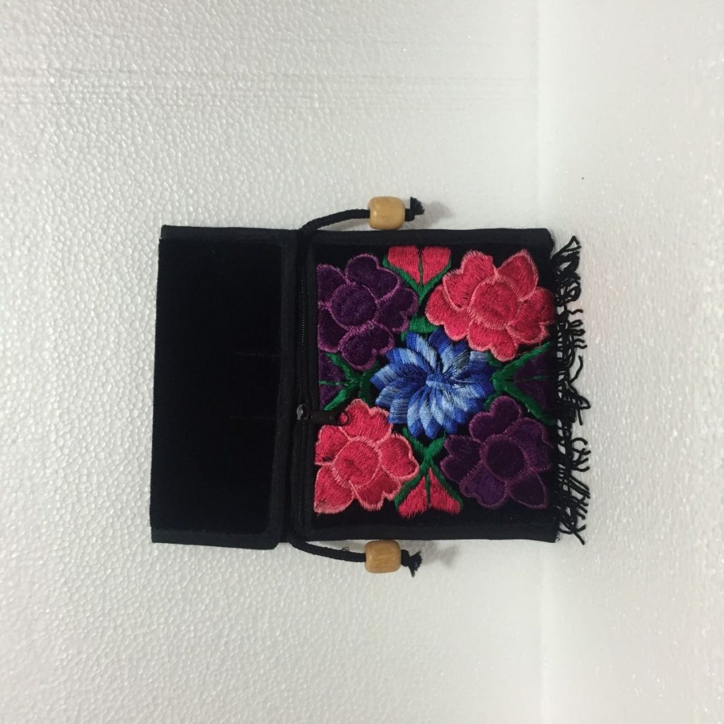 Bolso artesanal flores bordado a mano - Imagen 2