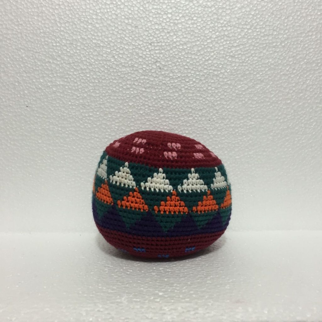 Juguete pelota artesanal tejida (grande) - Imagen 1