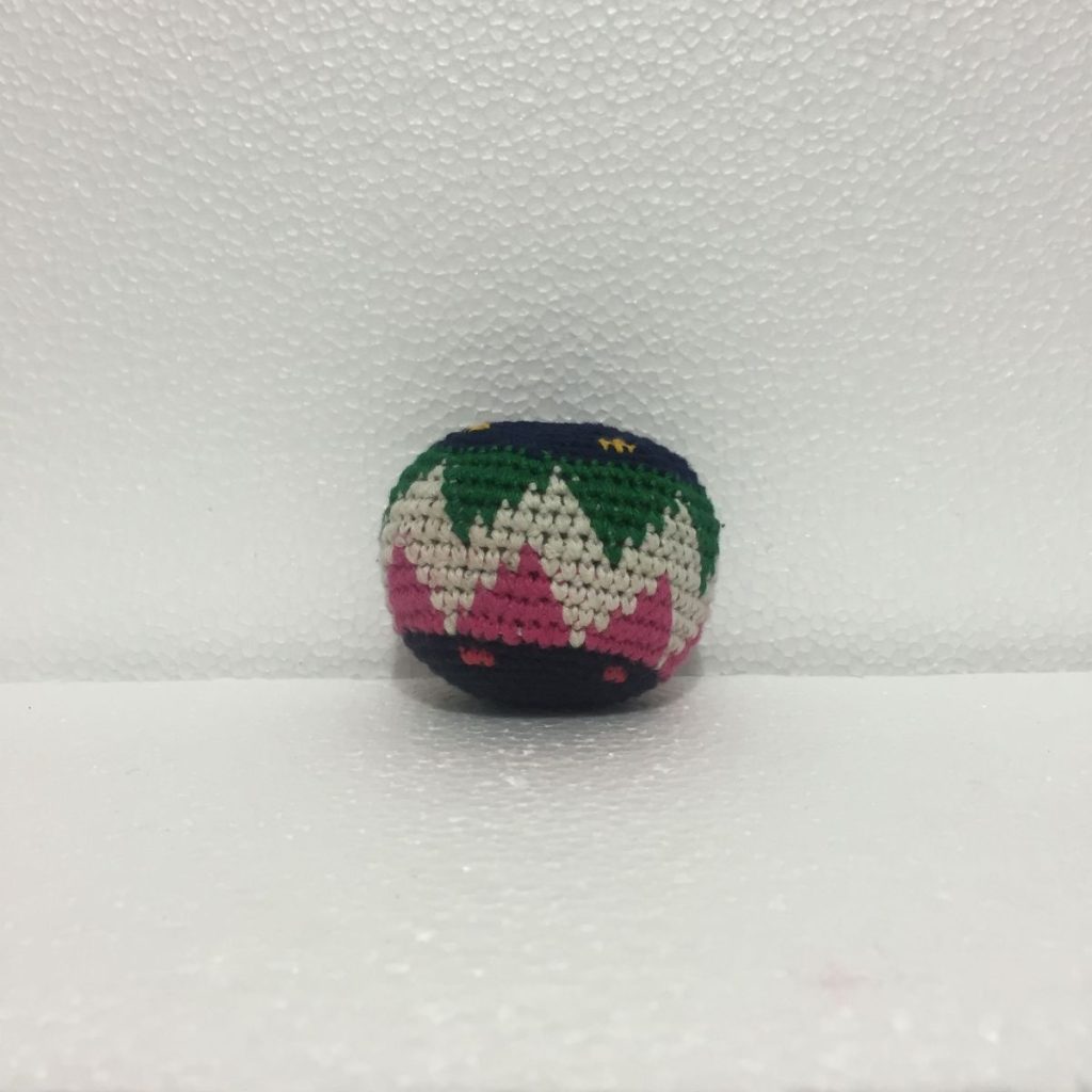 Jueguete pelota artesanal tejida (chica) - Imagen 1