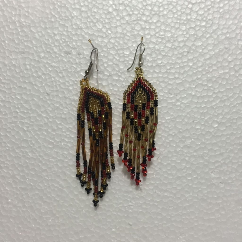 Arete artesanal hecho con Chaquira - Imagen 1