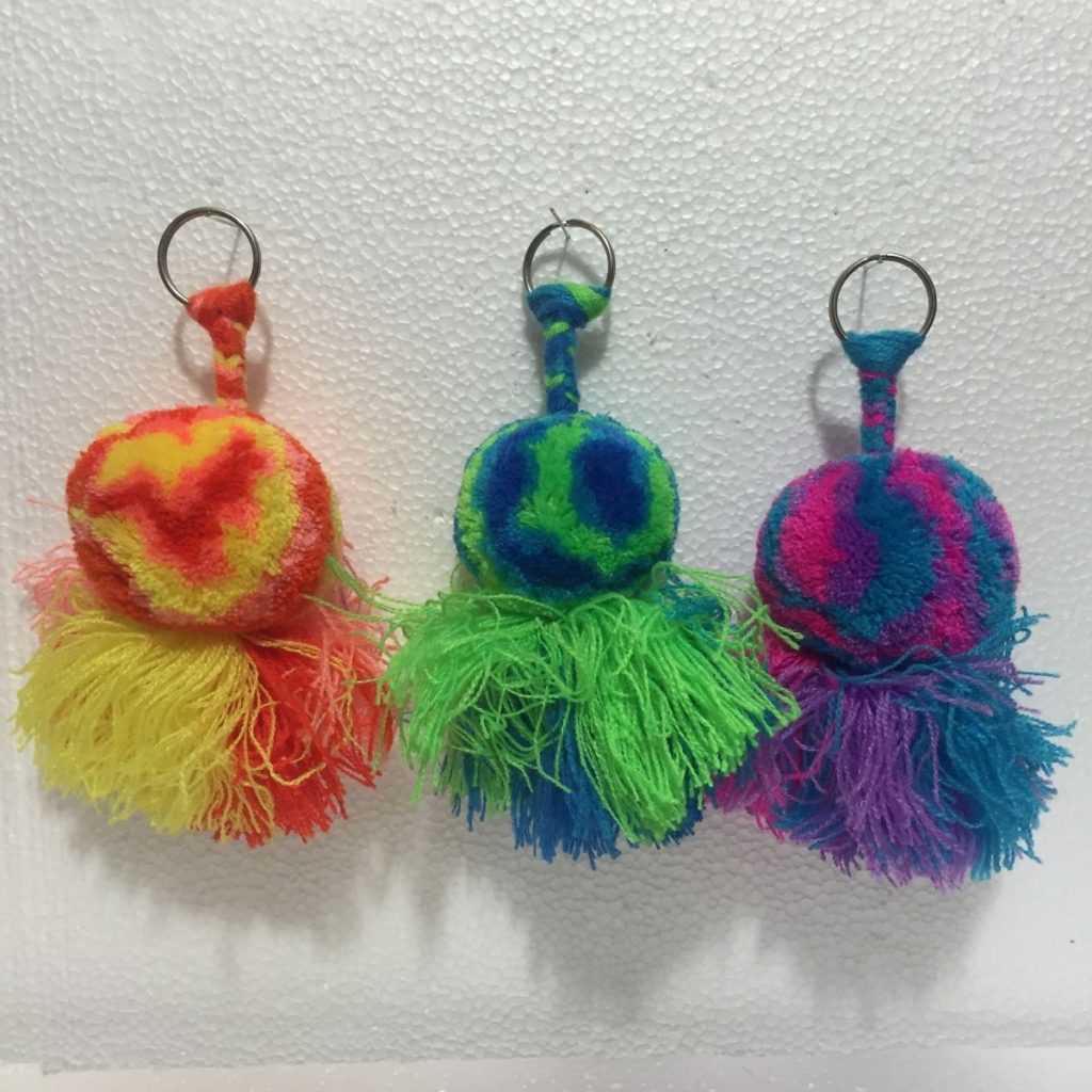 Juguete artesanal - bolitas de terciopelo (chica) - Imagen 1