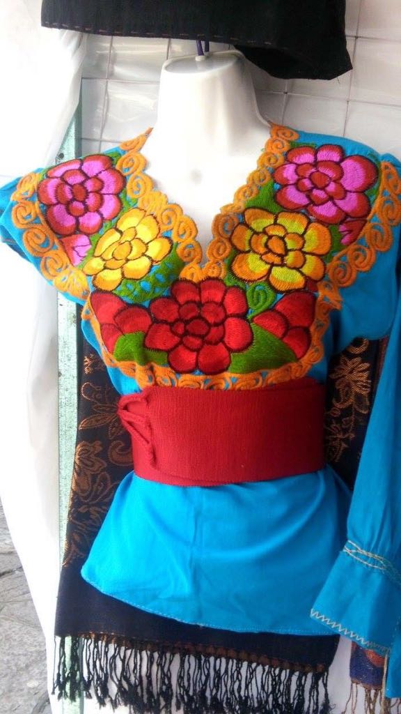 Blusa artesanal flores bordada a mano - Imagen 1